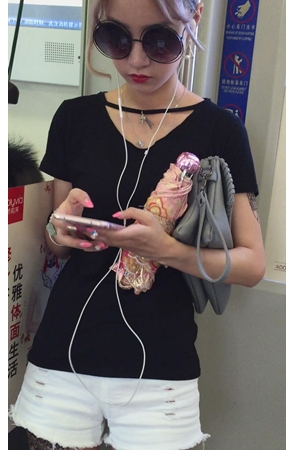 大腿上满是纹身的妹子