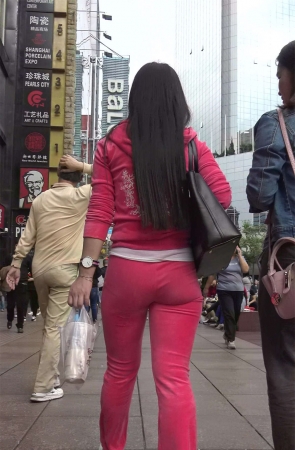 极度诱惑粉色紧身运动套装街拍气质美臀美女