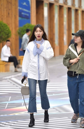 街拍高挑的长发姐姐