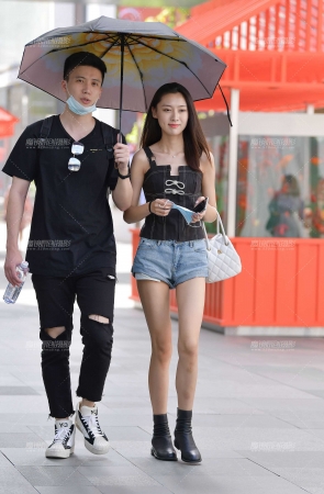 甜美长腿热裤小姐姐