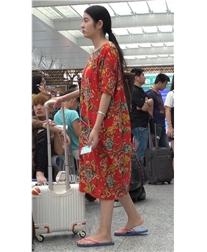 人字拖美足mm感觉裹了块床单就出门了 [2.64 GB/MP4]