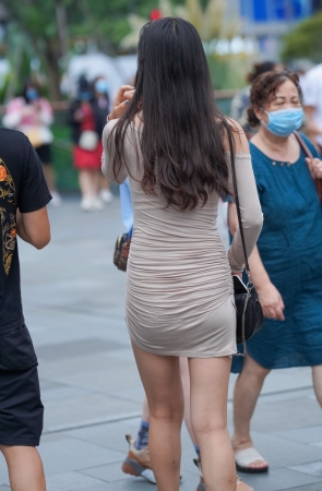 连体包臀裙美女