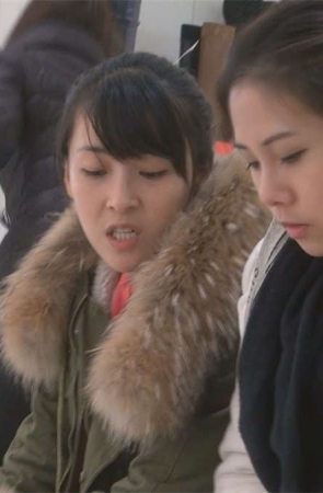 除了给你看雪白的靴中裸足，还给你听甜美的声音