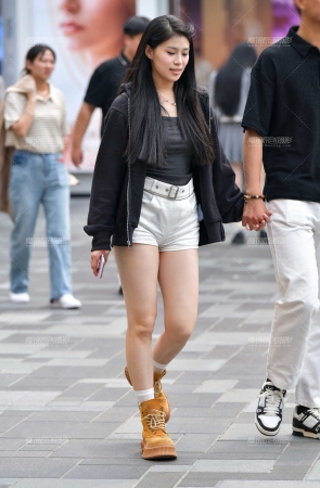 自信白热裤女友