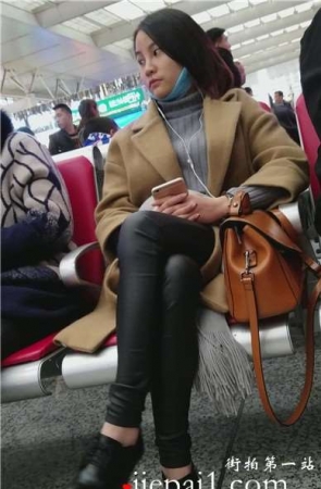 4k-高铁站候车室内拍摄紧身皮裤美女听歌发呆。