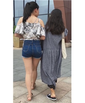 街拍吊带衫丰臀高腰热裤美女 [2.75 GB]