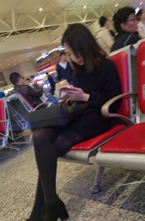 车站黑色丝袜长腿兔牙妹子