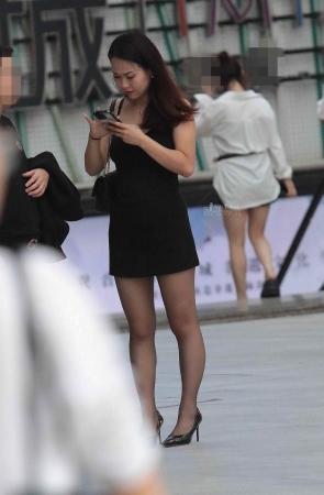 黑丝街拍高跟少妇