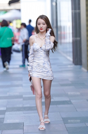 靓丽包臀裙女孩