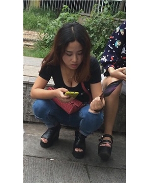 蹲地上玩手机的紧身蓝牛美女 [1.85 GB]