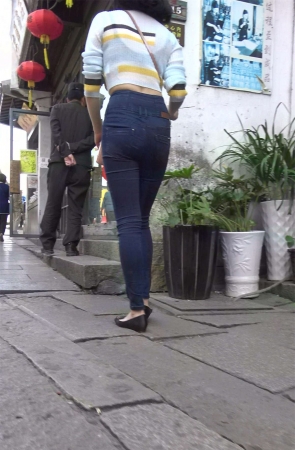 丰臀紧身牛仔裤性感街拍美女姐姐