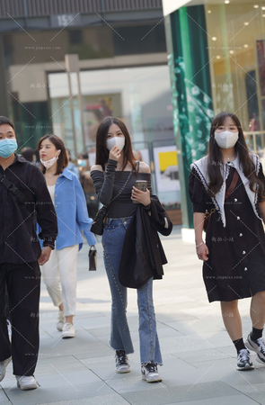 街拍蓝色牛仔裤小妹