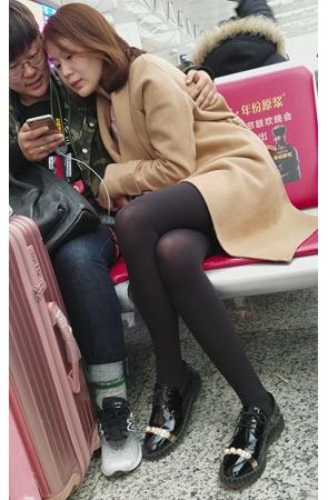 在男友身边的黑丝小姐姐