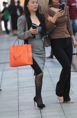 街拍黑丝高跟熟妇