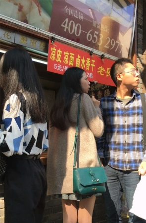 排队买饭的肉色丝袜极品美腿长发妹子