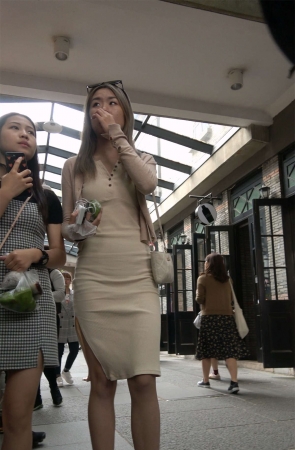 裹臀裙翘臀美眉