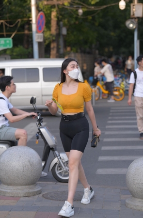 丰满性感瑜伽短裤美眉