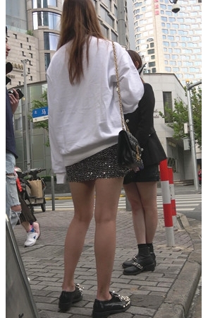 两个漂亮的裸腿美女[1.42G/MP4]