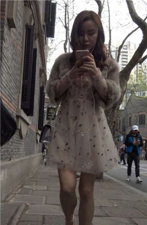 4K – 网红爆款高跟鞋连衣裙街拍美女 [466 MB]
