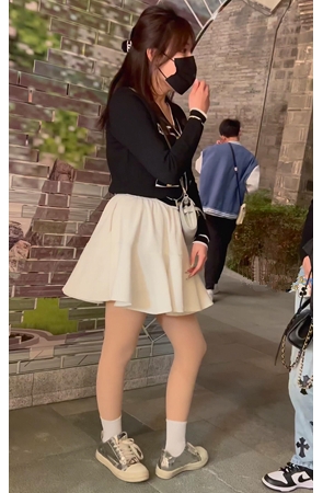 白裙肉丝美女