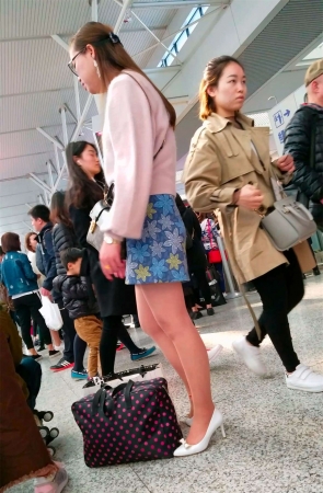 花短裙薄丝高跟美腿少妇