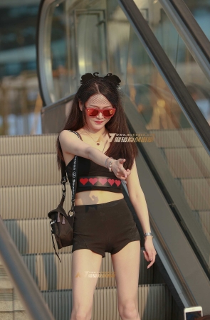 黄昏下的纤细美腿MM