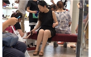 4K – 试鞋的黑色连衣裙美女 [1.10 GB/MP4]