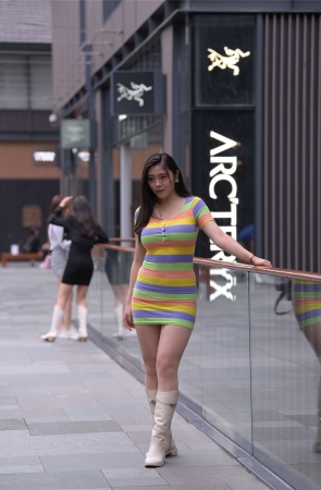 长靴短裙彩虹色