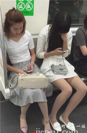 地铁上的肉丝高跟长裙美女，超级甜美哦。