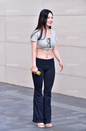 搭讪漂亮紧身裤美女