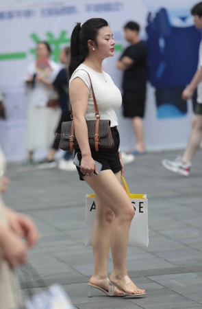 漂亮街拍少妇