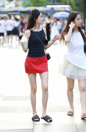 街拍红色短裙小姐与闺蜜