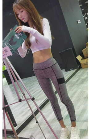 苗条的灰色紧身美女