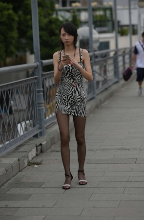 斑纹包臀裙黑丝姑娘