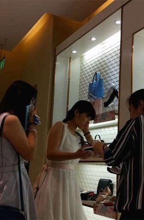 初夏鞋店试鞋的连衣裙美足女孩