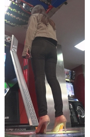 漂亮的黑裤紧身小美女[2.5G/MP4]