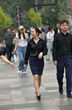 戴眼镜的丝腿美眉