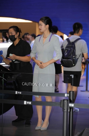 【街拍心灵】仰望汽车品牌大使肉丝美腿街拍高跟