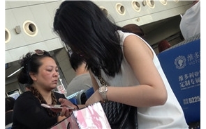 4k-白色连衣裙年轻辣妈的白皙美腿美足