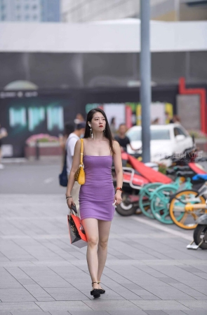 街拍紫色短裙女郎