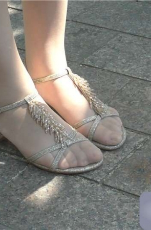 难得一遇的肉丝凉鞋街拍美足