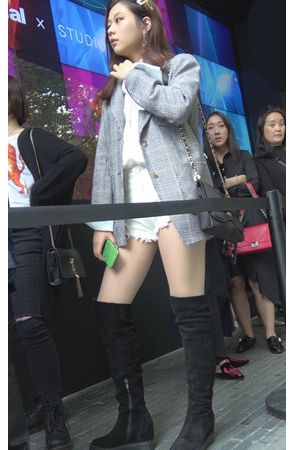 黑色高靴短发美女