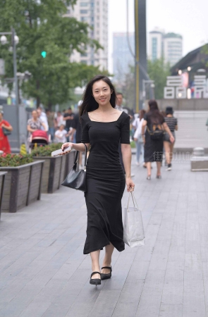 气质黑裙街拍美女