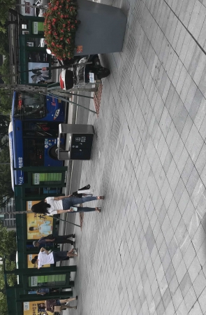 紧身肥臀牛仔裤小姐姐