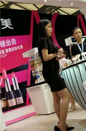 4k超清，OL制服职业装细腿高跟化妆品导购