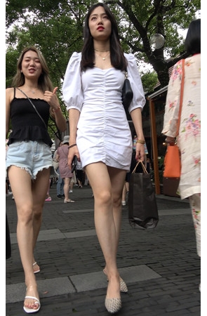 白色连体裙美女