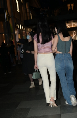 韵味十足的紧身裤美女