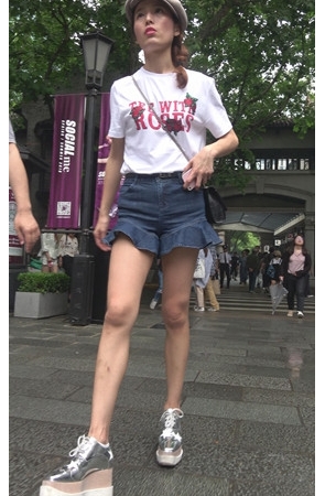 戴着帽子的裤裙美女[1.96G/MP4]