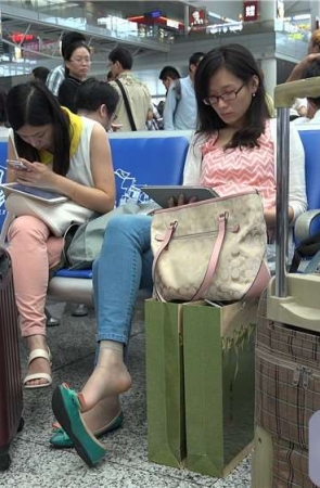 成熟牛仔紧身裤少F有人的透明短丝袜 [1.18 GB/MP4]