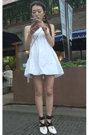 漂亮的清凉白裙小姐姐